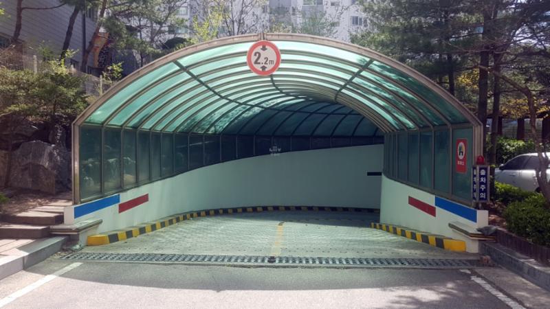 단지 내 주차장 출입구이구요