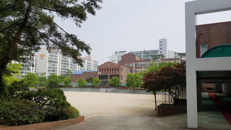 단지 인근에 위치한 초등학교 입니다