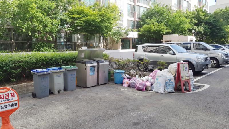 단지 내 분리수거함이에요