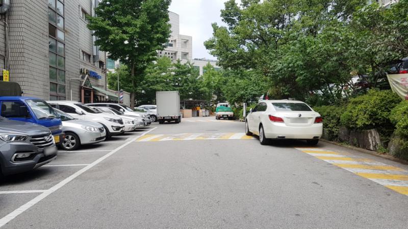 단지 내에서 차량이 다니는 평지의 주도로이며, 단지 안쪽으로는 보행로가 따로 마련되어 있어요