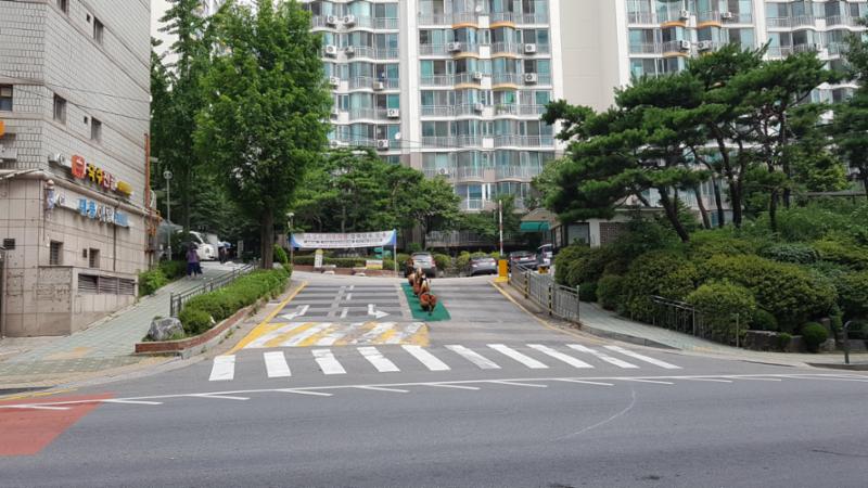 약간의 경사가 있는 신내11단지대명 단지 정문이에요