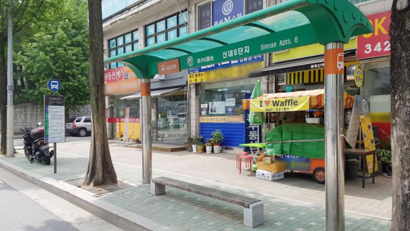 단지 인근에 위치한 버스정류장 모습입니다