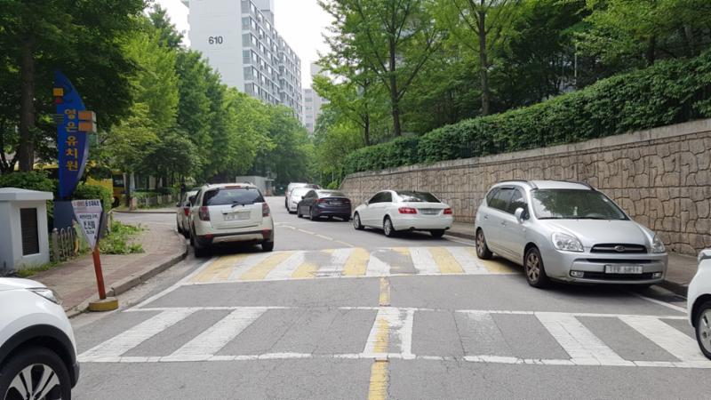단지를 관통하여 이어져 있는 단지내도로 입니다