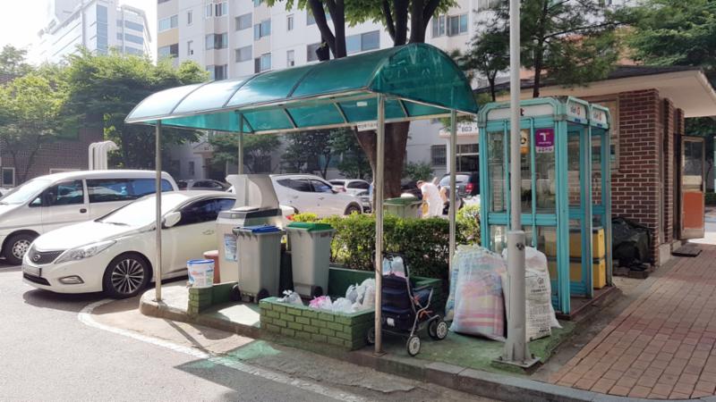 단지 안으로 쓰레기를 버릴 수 있는 공간이 잘 준비되어 있으며, 주변이 깨끗히 잘 정돈되어 있어요