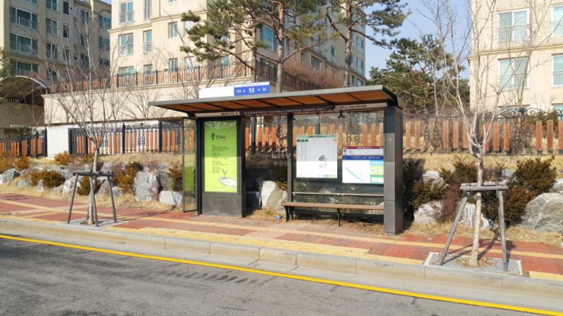 단지 바로 앞에 있는 버스정류장입니다