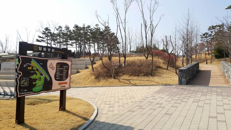 단지 주변으로 열림공원이 위치해 있습니다