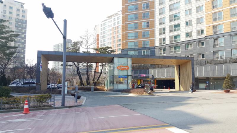 경비초소가 있어 보안이 우수한 광교e편한세상2차 단지정문이에요
