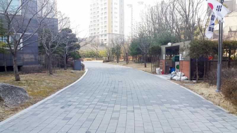 평지로 된 단지 내 도로에요