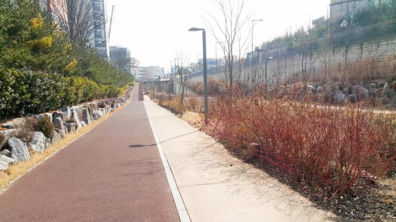 사계절의 풍부한 자연을 느낄 수 있는 단지 내 공원이네요