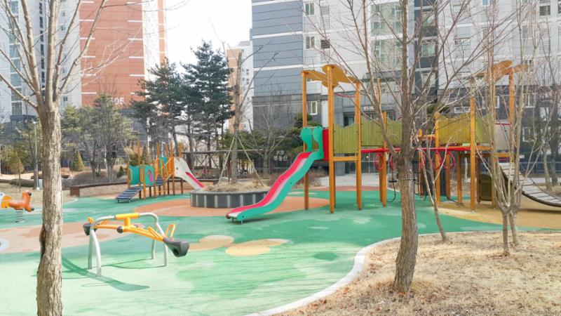 단지 내에 위치한 어린이놀이터 모습이에요