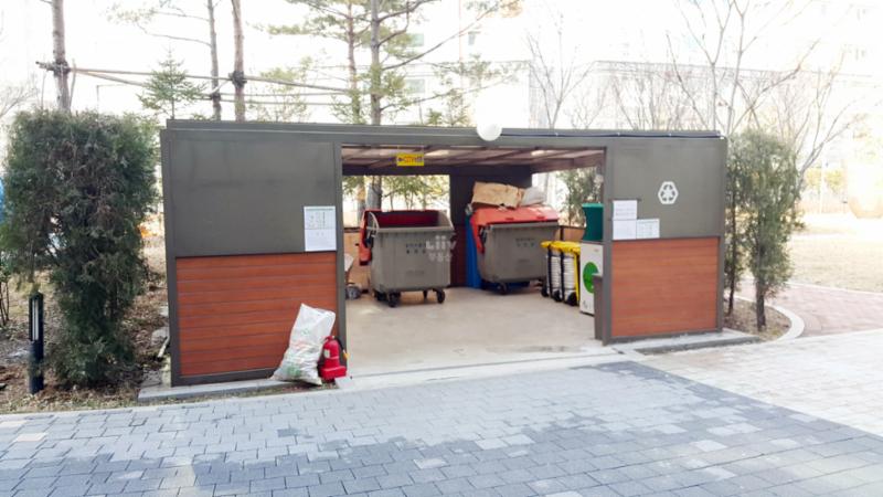 지붕이 있어 우천시에도 편리한 이용이 가능한 분리수거장이에요