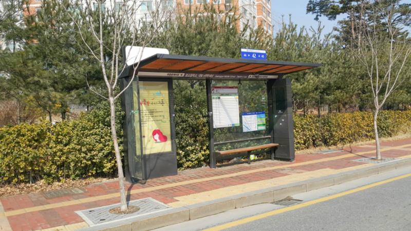 단지 바로 앞에 있는 버스정류장입니다