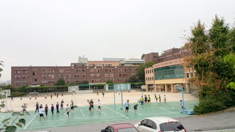단지 인근에 위치한 면목중학교입니다