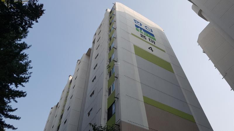 1990년에 입주한 단지로, 다소 시간이 흘렀음에도 불구하고 페인트로 재정비해 깨끗하게 관리되고 있는 편이에요