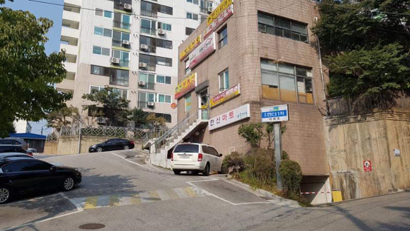 단지 내 상가가 인접해 있는 단지 정문이에요