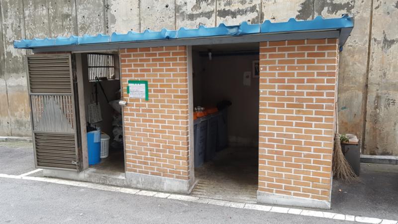 입주민들이 편리하게 분리수거를 할 수 있도록 한적한 장소에 마련해 된 분리수거함이에요