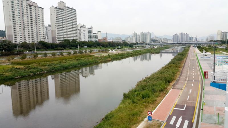 단지 인근에는 중랑천이 있습니다