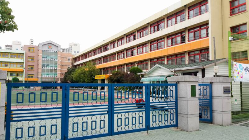 단지 인근에 초등학교가 위치하고 있어 학생들이 안전하고 편리하게 등하교를 할수 있습니다