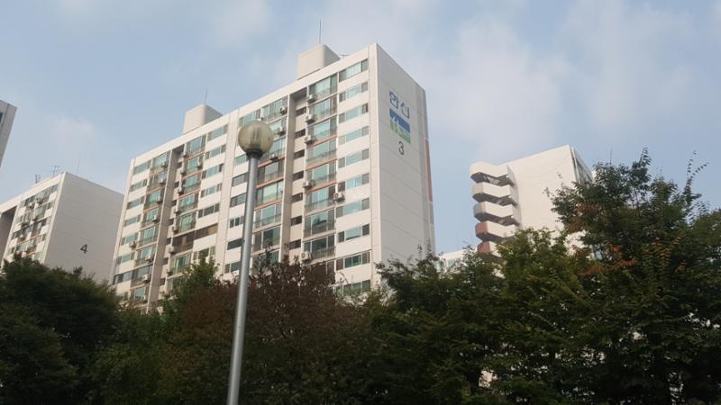 단지만의 특별한 외관 디자인으로 중후함이 느껴지는 단지 모습이에요