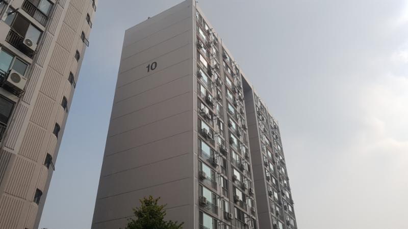 1988년 12월에 지어진 단지인 만큼 부분적으로 연식이 느껴지지만 전체적으로 양호하게 관리된 단지 외관이에요