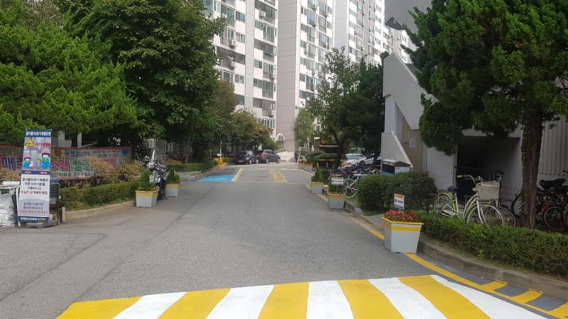단지 내부를 이어주는 도로에요
