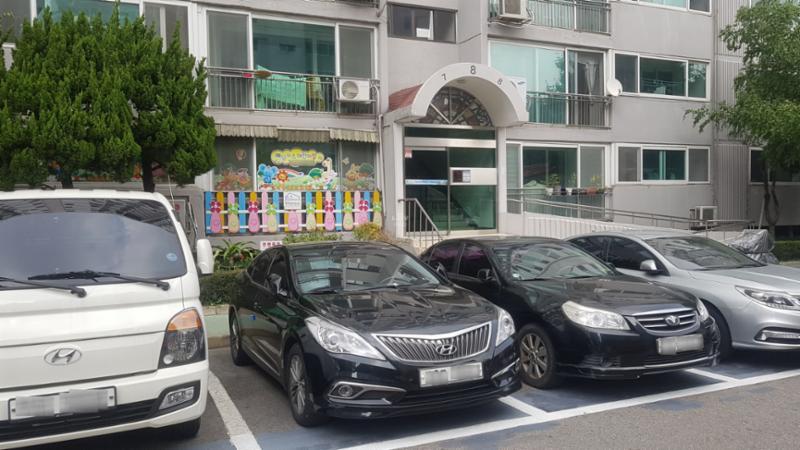 단지 현관 곳곳마다 지상주차장이 마련되어 있고 넓이 또한 넉넉하여 차량 간의 불편사항이 없으며 도로와 인접해 정문이나 후문으로 이동이 편해져요
