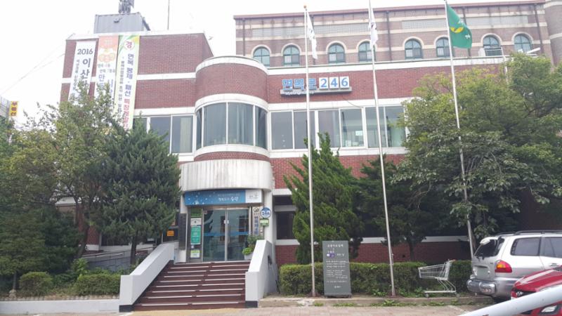 단지 주변으로 주민센터가 가까이에 위치해 있어 멀리 나가지 않고도 동사무소에서의 다양한 업무를 쉽게 이용할 수 있습니다