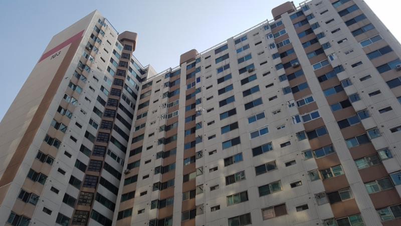 1994년에 지어진 단지인 만큼 부분적으로 연식이 느껴지지만 페인트로 재마감해 깔끔한 외관을 자랑하며, 전체적으로 양호하게 관리된 단지 외관이에요