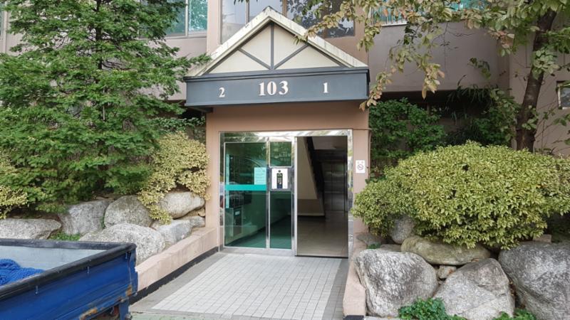 면목현대 아파트 103동 1층 공동현관이에요