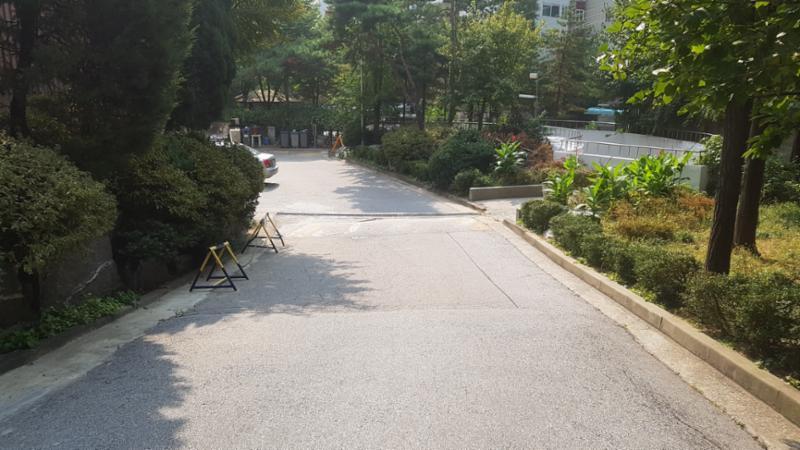 단지 내부를 가로지르는 도로에요