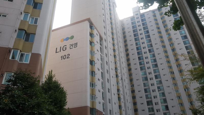 고급스러운 디자인과 차별화된 분위기로 단지의 품격을 한층 더 높이는 건영1차아파트 전경 모습이에요