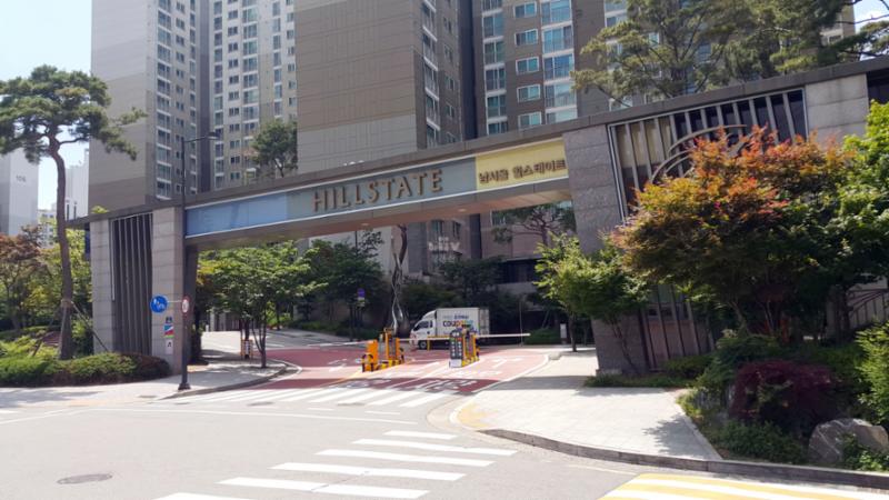 단지의 이미지를 높여주고 아파트 가치를 드높여 주는 멋스러운 대형 문주가 마련된 정문이에요