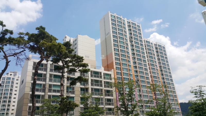 층마다 색을 달리해 전체적으로 화사하면서도 세련된 외관을 선보이는 단지 전경이에요