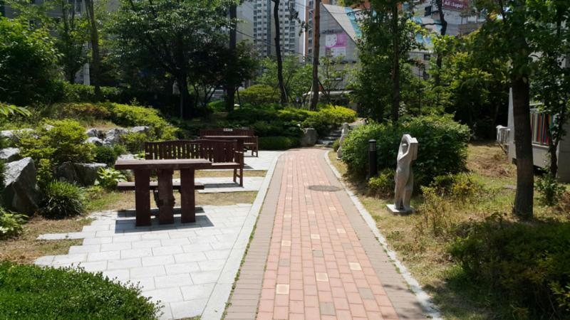 식사 후 산책하기도 좋고, 반려견을 산책시킬때도 좋은 단지 내 산책로네요