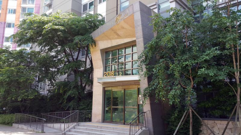 남서울힐스테이트 아파트 1층 공용현관이에요