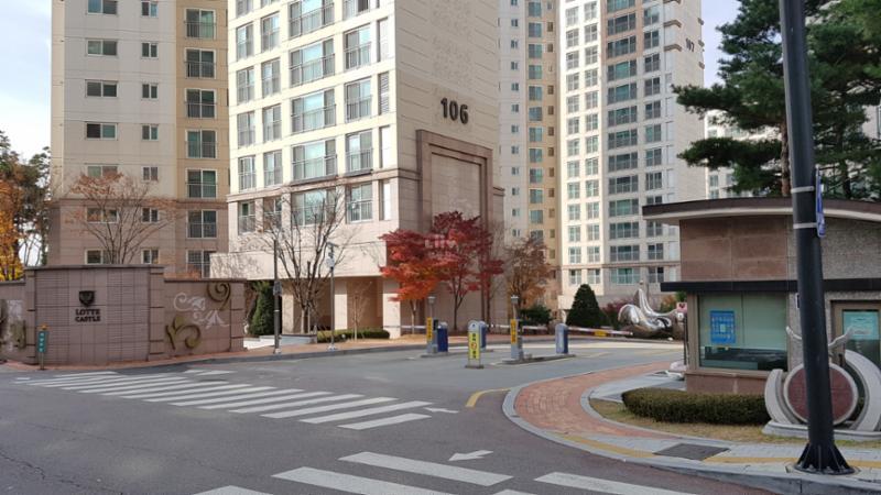 아파트 정문으로 경비실이 있고, 차랑용 차단기가 설치되어 있어 외부차량은 경비실을 통해 진입할 수 있도록 제한되어 있어요
