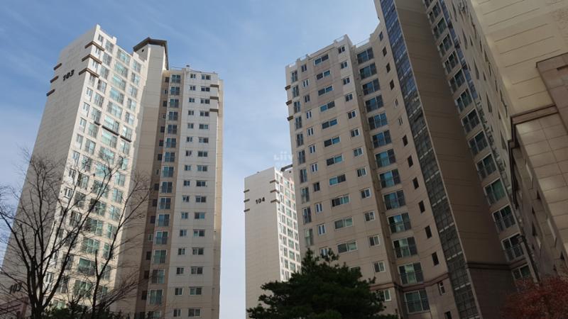 단지는 총 9개동 최고 21층으로 이루어져 있으며, 단지 안에 꾸며져 있는 조경과의 조화가 무척 잘어울려요