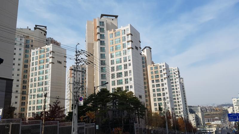 단지 앞에 지하철 8호선 단대오거리역에 가까이 있으며,주민들이 안전하고 빠르고 편리하게 이용하실 수 있어요