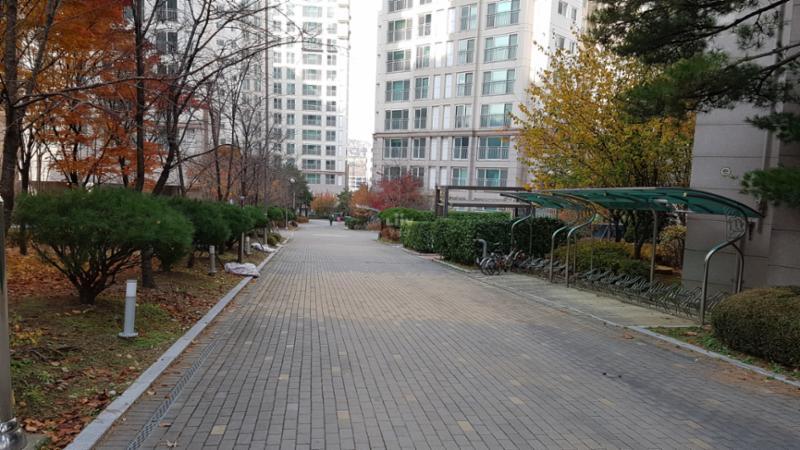 단지 내부를 가로지르는 도로에요