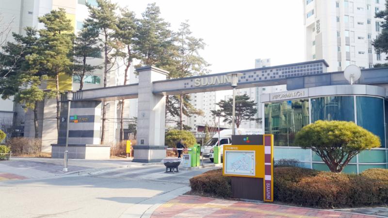 멋스러운 문주가 돋보이는 단지정문이에요