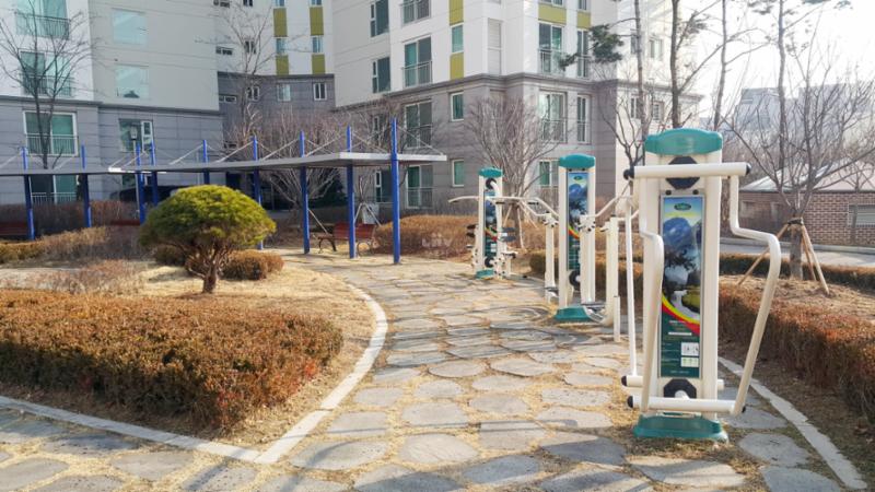 단지 내에 운동시설이 설치되어 있어요