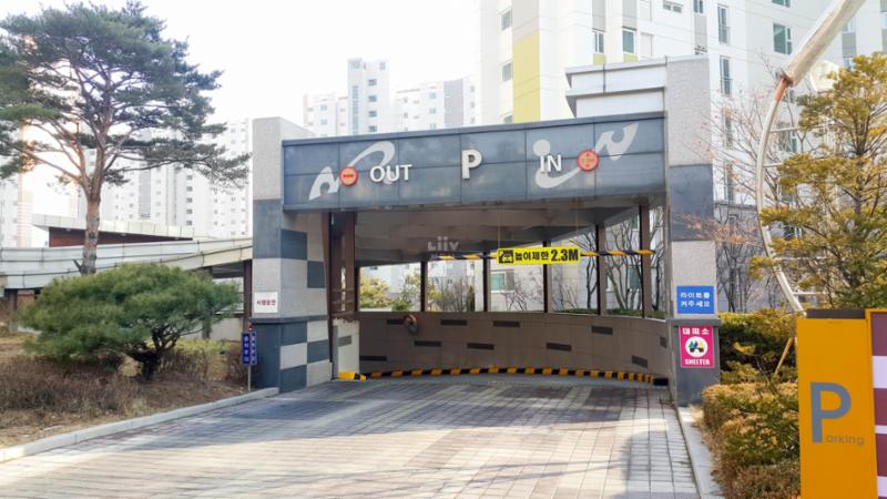 지하로 연결되어 있는 지하주차장 출입구에요