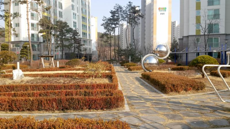사계절의 풍부한 자연을 느낄 수 있는 단지 내 광장이에요