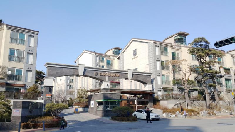 지하 주차장으로 바로 진입할 수 있는 광교신도시호반가든하임 정문입구에요