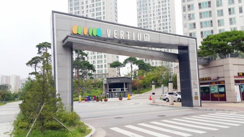 멋스러운 문주가 돋보이는 단지 정문이에요