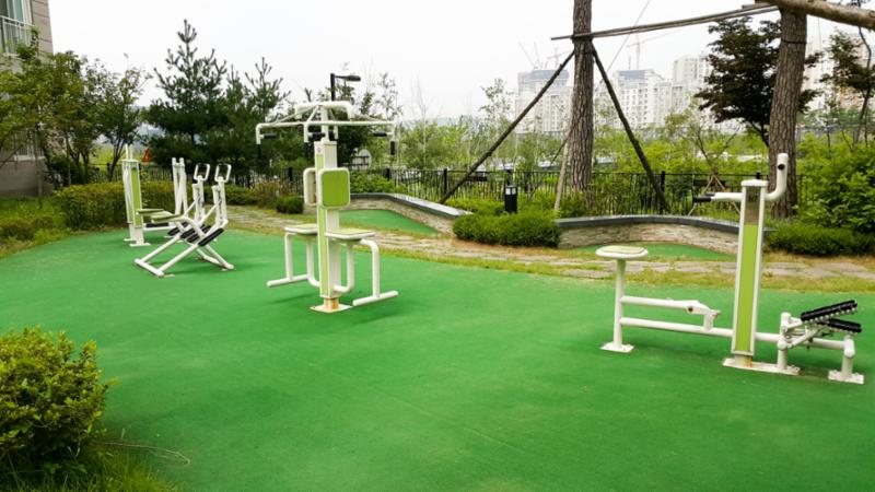 체력단련이 가능한 다양한 운동기구가 설치된 단지 내 체육시설이에요