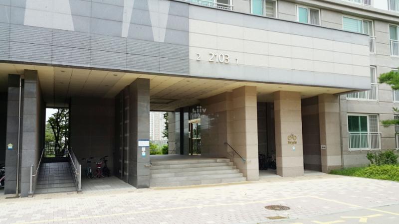 아파트 이름과 동, 호수가 대리석 위에 고급스럽게 새겨진 공용현관이에요
