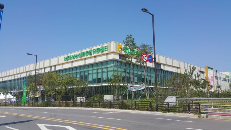 단지 주변에 위치한 대형마트로 이용이 편리하고 대형주차장이 함께 설치되어 있어 주말에도 주차 걱정없이 편리하게 이용할 수 있습니다
