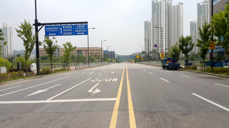 단지와 인접해 있는 동세로입니다