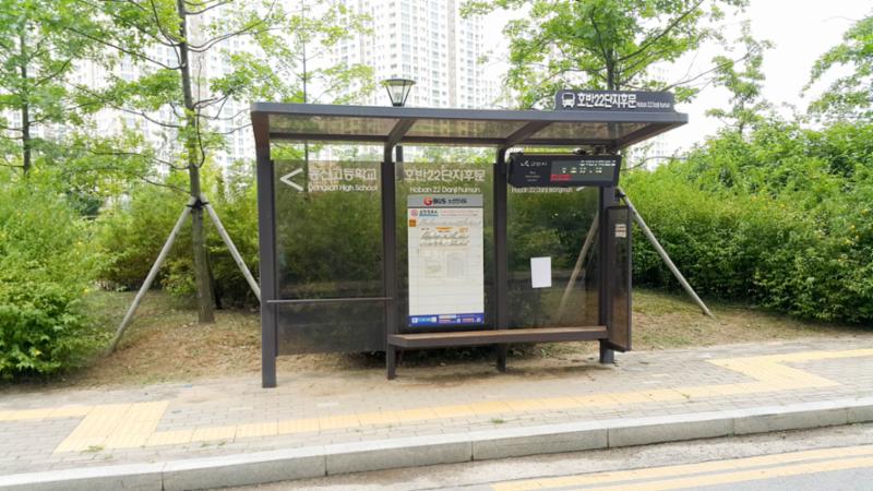 단지와 인접해 있는 버스정류장[22단지후문]입니다